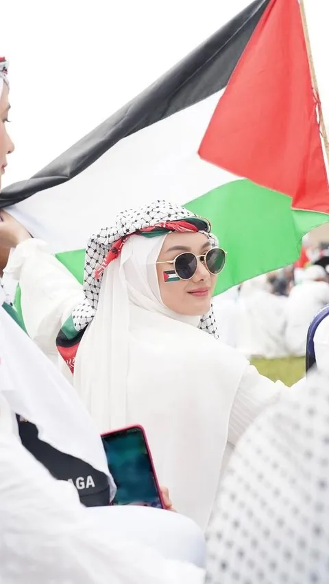 Disebut Hanya Untuk Konten, 8 Foto Dinda Hauw Saat Ikut Aksi Bela Palestina di Monas