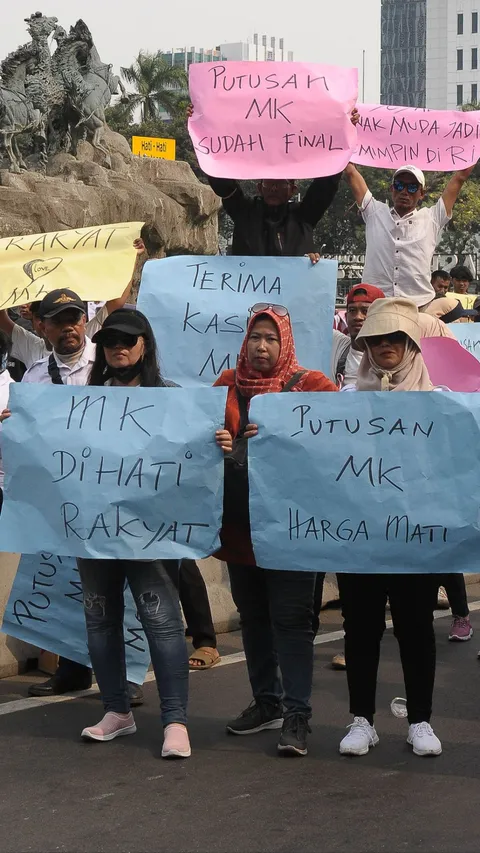 FOTO: Massa Pro Putusan MK Gelar Aksi di Patung Kuda Jelang Sidang MKMK