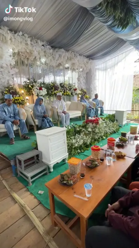 Viral Pernikahan Penuh Tempat Duduk di Depan Pelaminan, Unik Bak Pertemuan Wali Murid