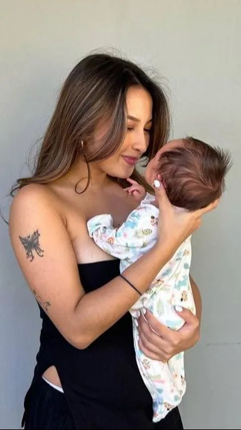 Netizen Salfok dengan Mata dan Tubuh Gembulnya, Berikut Potret Baby Kamari Putri Jennifer Coppen yang Masih Dirahasiakan