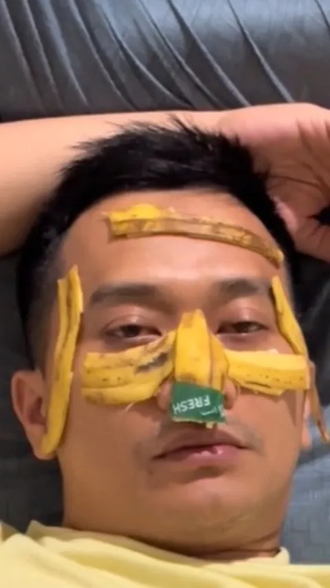 Tak Percaya Skincare, Aksi Pria Pakai Kulit Pisang untuk Masker Wajah Ini Bikin Heran