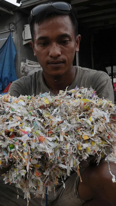 FOTO: Menghasilkan Pundi-Pundi Rupiah dari Mendaur Ulang Sampah Plastik