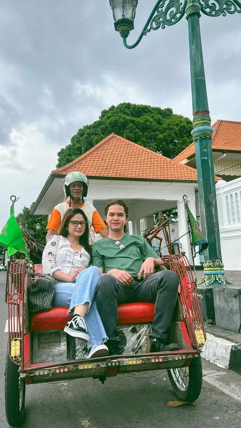 Potret Manis Tissa Biani dengan Kekasih di Kampung Halaman, Jalan-jalan Naik Bentor