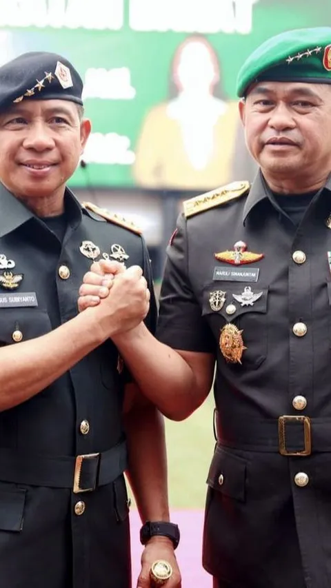 Momen Sertijab Kasad Dihadiri Panglima TNI, Letjen Maruli Simanjuntak Gagah Pegang Panji TNI AD