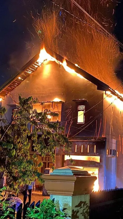 2 Petugas Damkar OKU Tertimpa Atap Rumah saat Padamkan Kebakaran, 1 Orang Gugur