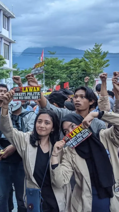 FOTO: Aksi Ratusan Mahasiswa di Palu Serempak Tolak Politik Dinasti dan Pelanggaran HAM