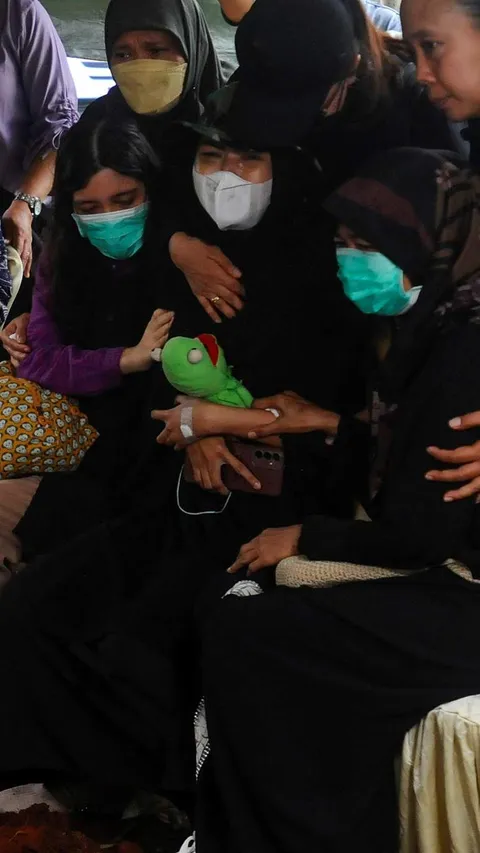FOTO: Tangis Ibu Pecah Peluk Boneka Saat Antar Empat Jenazah Anaknya yang Dibunuh Sadis Ayahnya di Jagakarsa ke Pemakaman TPU Perigi