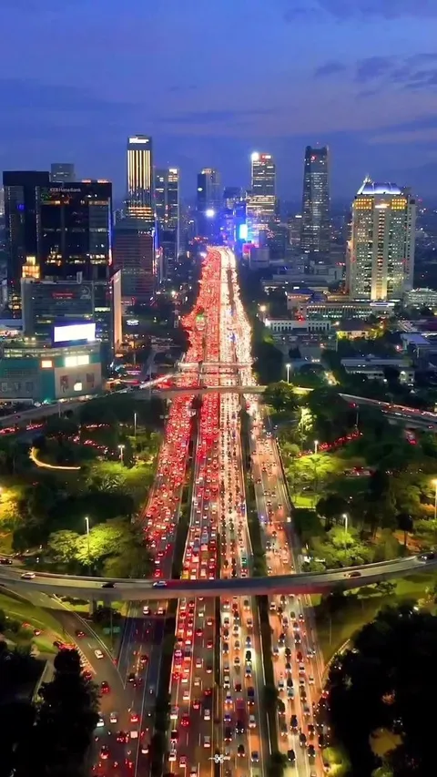Macet Kota Jakarta di Malam Hari, Viewnya Keren Juga
