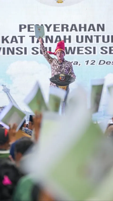 Wamen Raja Juli Antoni Serahkan Sertifikat Tanah di Gowa, Gemuruh ‘Terima Kasih Pak Jokowi’