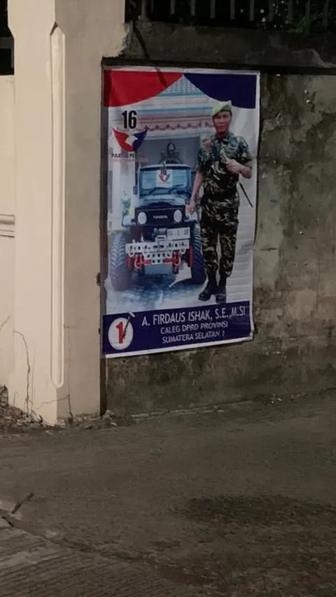 Heboh Poster Caleg Berseragam Mirip TNI di Palembang, Bergaya Bak Komandan dengan Tongkat Komando