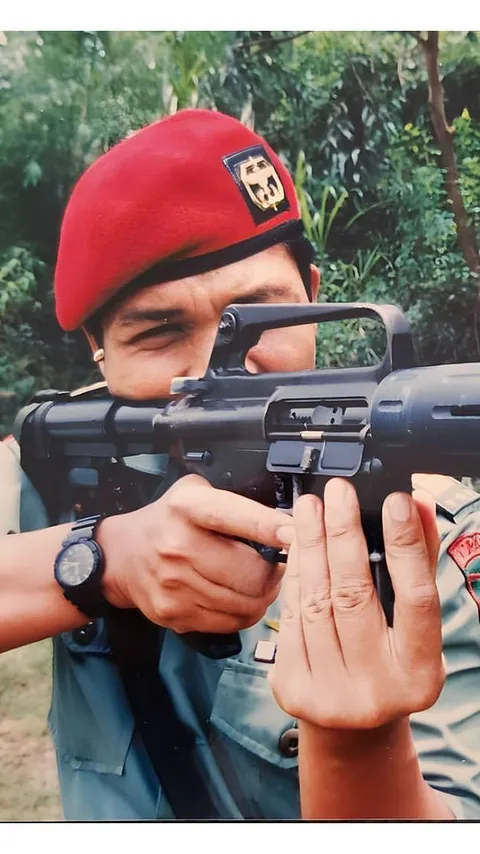 Mayjen Farid Makruf saat Perwira Muda, Gagah Berbaret Merah Fokus Latihan Menembak
