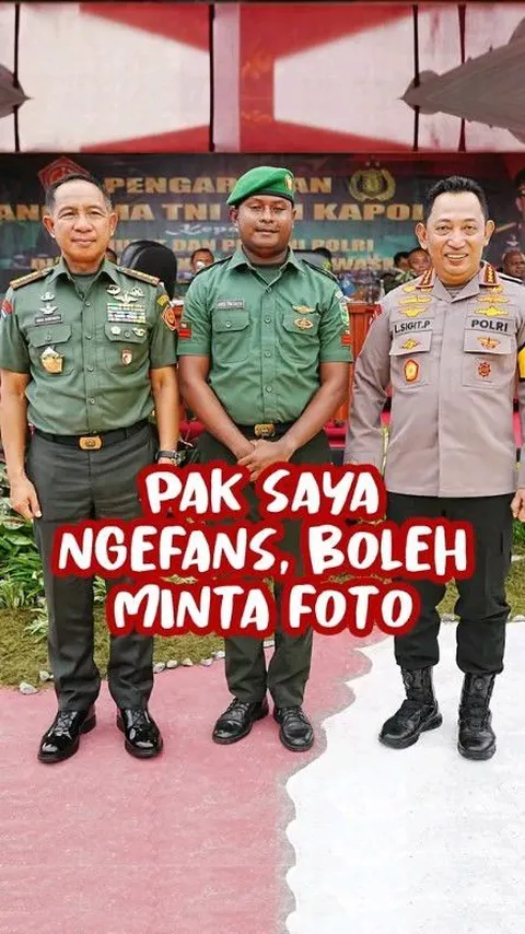 Takut-Takut Prajurit Ini Minta Foto Bareng Kapolri di Depan Panglima TNI