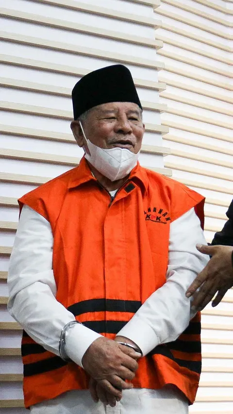 FOTO: Senyum Gubernur Maluku Utara Saat Ditahan KPK Terkait Suap Proyek Infrastruktur