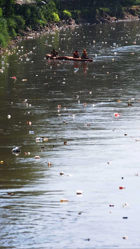 FOTO: Potret Sampah Plastik Cemari Sungai Ciliwung