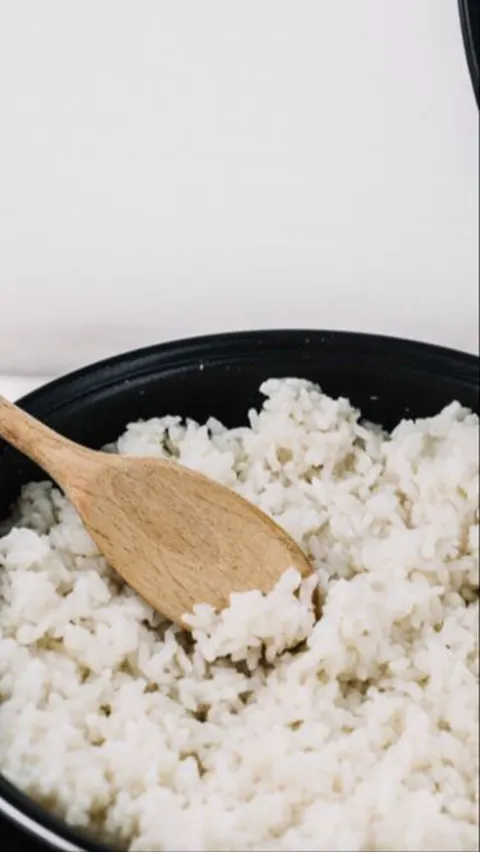 Cara Mudah Menanak Nasi yang Tidak Cepat Basi, Cuma Pakai 2 Bahan Dapur