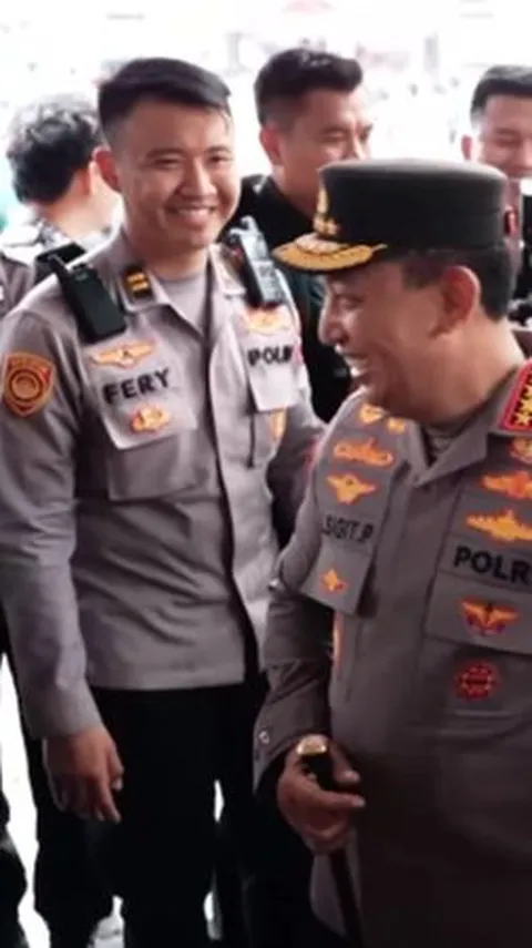 Momen Kapolri Beri Hadiah ke Warga, Tak Disangka Nyeletuk Kocak Bikin Jajaran Polri Tertawa Lepas