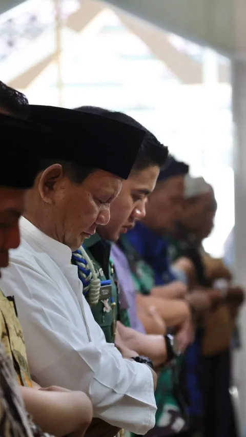 Momen Prabowo Salat Jumat di Kemhan Jelang Gibran Tampil di Debat Cawapres