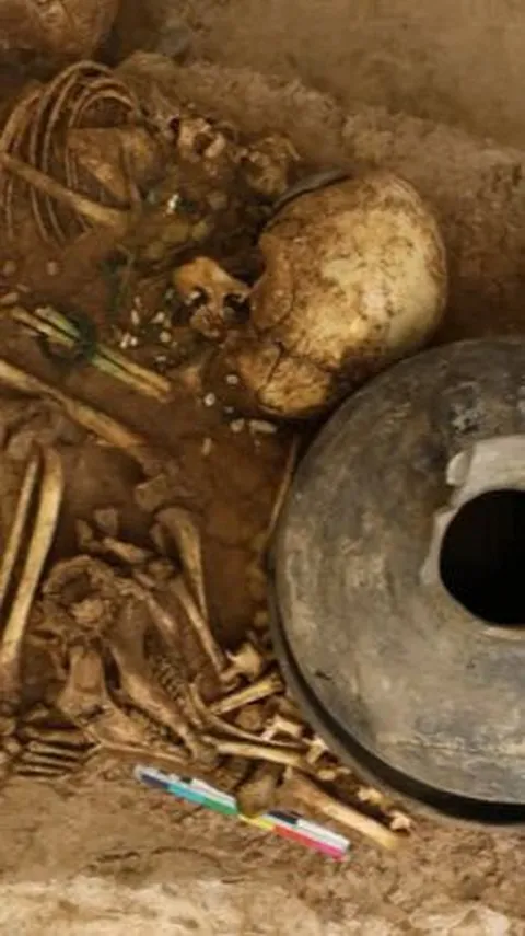 Mencekam, Makam Kuno Ini Berisi Sisa-Sisa Tulang Bocah Berusia 3.000 Tahun Bersama Kerangka Kuda Berhias Kalung Perunggu