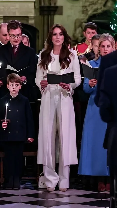Kulik Harga Busana Natal Kate Middleton Yuk, Tampilannya Serba Putih
