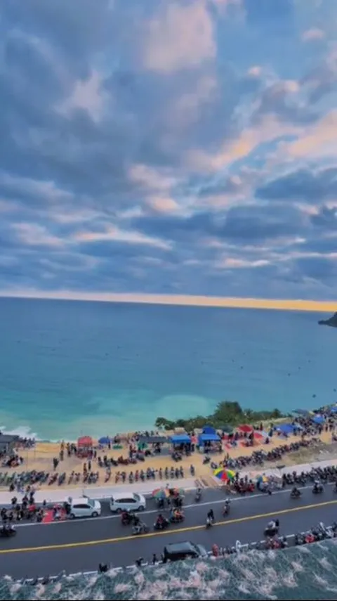Pria Ini Bagikan Pemandangan Indah Pantai Sine dari Tepi Jalan, Videonya Viral Curi Perhatian