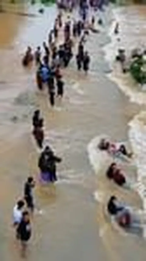 Bisa-Bisanya Banjir Jadi Lokasi Wisata sampai Ramai Pedagang, Ngetes Kesabaran Tim SAR
