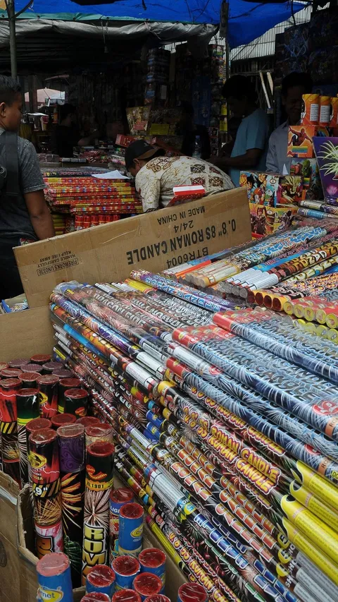 FOTO: Penampakan Pedagang Kembang Api di Pasar Asemka Menjamur Jelang Tahun Baru 2024