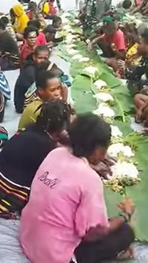 Kompak, TNI dan Warga Papua Rayakan Hari Natal dengan Makan Bersama di Lapangan Pakai Alas Daun