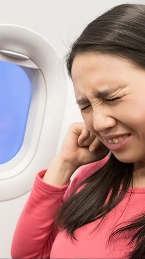 4 Cara Mengatasi Telinga Sakit saat Naik Pesawat, Pahami Penyebab dan Gejalanya Sebelum Liburan