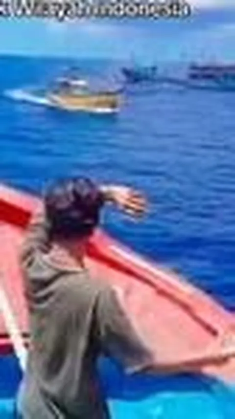 VIDEO: Momen Nelayan Indonesia Usir Kapal Asing Masuk Perairan RI, Lempar Batu hingga Botol