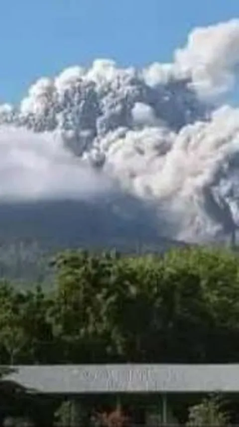 Gunung Lewotobi Laki-Laki Erupsi, Tiga Desa di Flores Timur Tertutup Abu Vulkanik