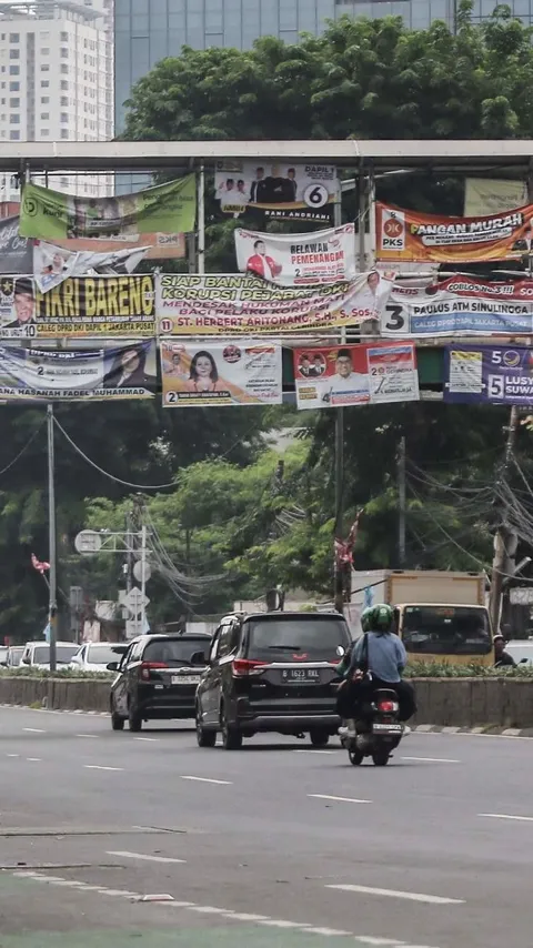 FOTO: Rusak Pemandangan Ibu Kota, Deretan Alat Peraga Kampanye Ubah JPO Ini Jadi Mirip "Mading"