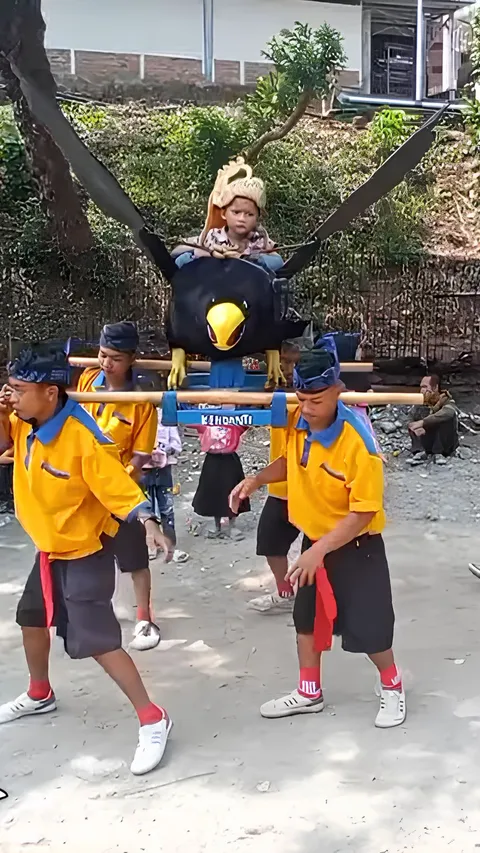 Melihat Tradisi Mamanukan Khas Pantura Jawa Barat, Hadirkan Patung Burung Besar untuk Kendaraan Anak yang Disunat