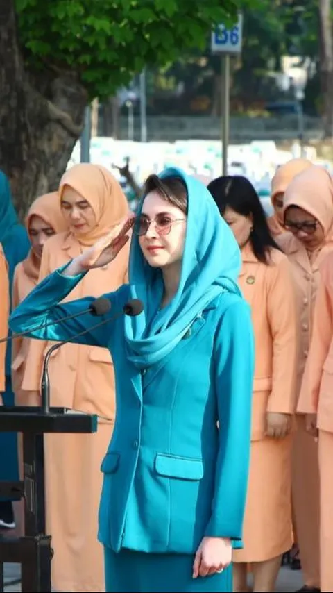 Foto-Foto Arumi Bachsin Sebagai Inspektur Upacara, Gaya Hijabnya jadi Sorotan Netizen