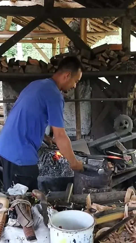Mengunjungi Kampung Pandai Besi di Cipari, Ciptakan Golok Unggul secara Tradisional