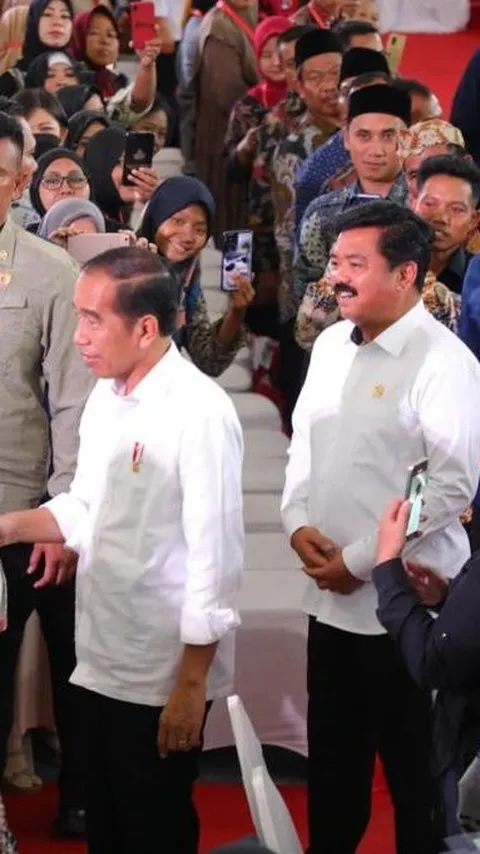 Momen Hadi Tjahjanto Dampingi Presiden Jokowi Serahkan Hasil PTSL 2023 di Jawa Timur