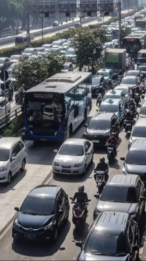 Terjebak Macet di Jalan Tol Bali Mandara, Turis Jalan Kaki Menuju Bandara I Gusti Ngurah Rai