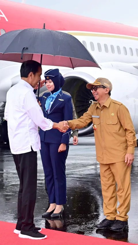 Jokowi Terbang ke NTT, Cek Gudang Bulog dan Bagi-Bagi Bantuan Pangan