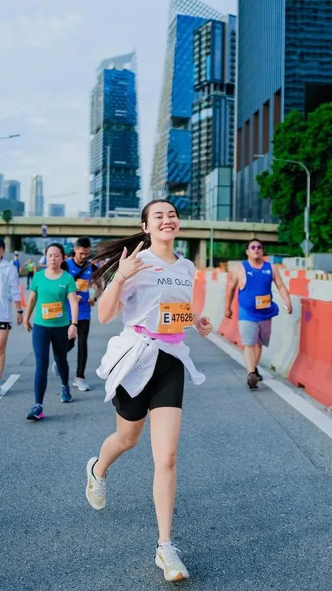 10 Potret Aaliyah Massaid saat Ikut Lari Maraton 10 Km di Singapura, Penampilan Cantiknya Curi Perhatian