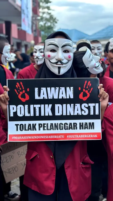 FOTO: Bertopeng Anonymous, Mahasiswa Kendari Gelar Aksi Mimbar Demokrasi Lawan Politik Dinasti dan Pelanggaran HAM