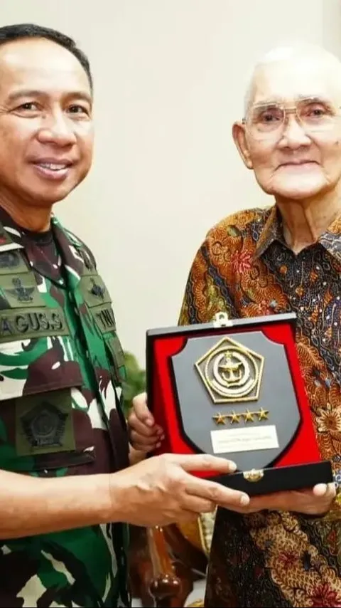 ⁠Jenderal Agus Subiyanto Sowan ke Mantan Panglima ABRI Ditemani Istri Tercinta, Begini Momennya