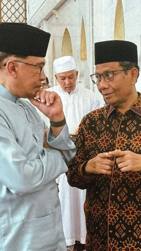 FOTO: Keakraban Mahfud MD dan PM Malaysia Anwar Ibrahim Salat Jumat hingga Makan Siang Bareng
