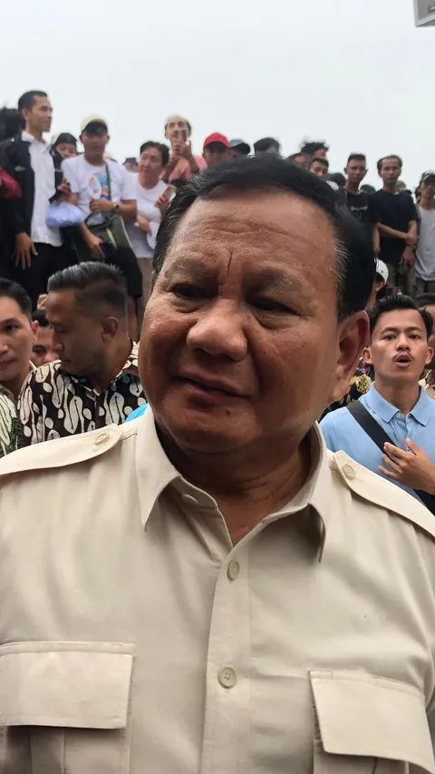 Momen Prabowo Masak Besar, Joget Gemoy hingga Bagi-Bagi Kaos di Jakarta Utara