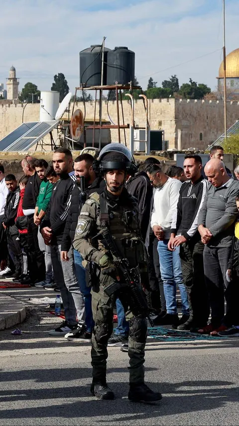 FOTO: Potret Polisi Israel Bersenjata Lengkap Jaga Ketat Warga Palestina yang Salat Jumat di Luar Masjid Al-Aqsa