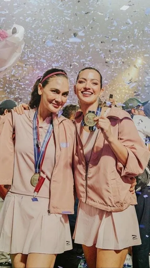 Potret Bahagia Duo Cantik Luna Maya & Nia Ramadhani Menang Lagi-lagi Tenis