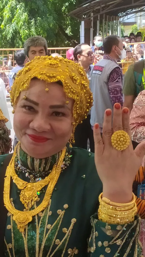 Tampil Glamor Sepulang dari Arab Saudi, Jemaah Haji Makassar Diperiksa Bea Cukai