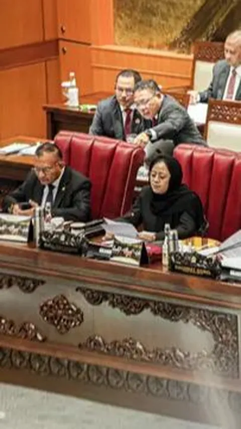VIDEO: Ketua DPR Puan Maharani Berkerudung Hitam, Pimpin Rapat Pengesahan RUU Kesehatan