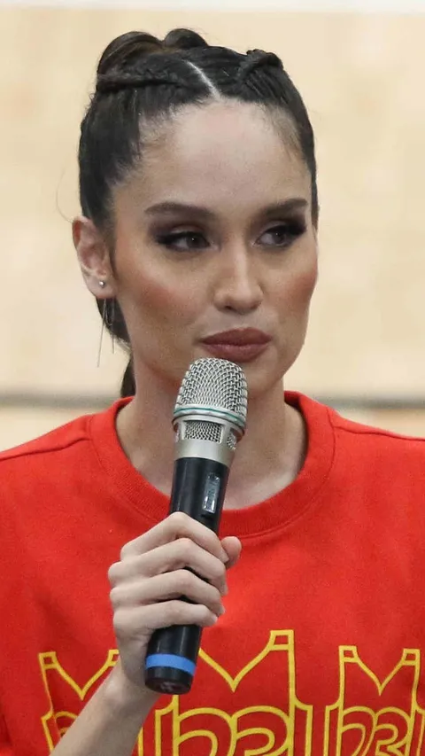 FOTO: Cantiknya Cinta Laura Didaulat Jadi Local Ambassador Piala Dunia Basket 2023 di Indonesia