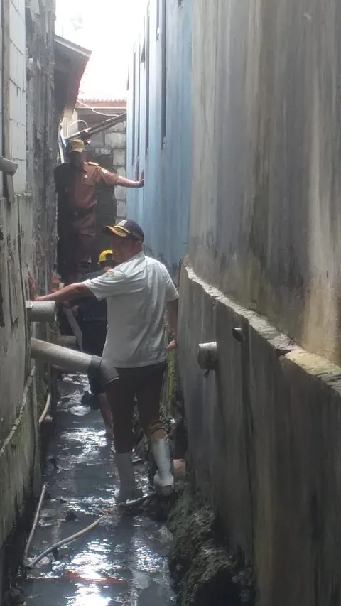 Duduk Perkara Jalan Rumah Lansia di Bekasi Terkurung Tembok Hotel, Sampai Harus Lewat Selokan