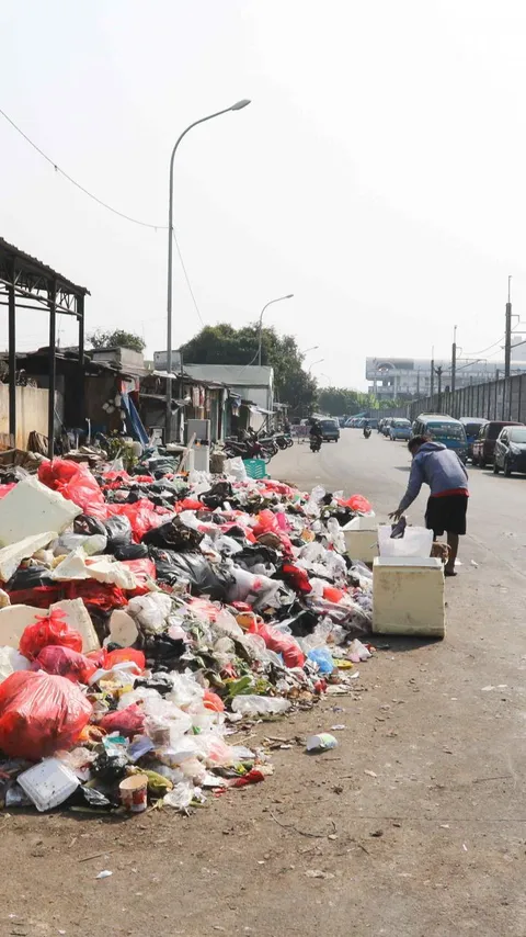 FOTO: Memprihatinkan, Kondisi Sampah di TPSS Depok Meluber ke Jalan dan Timbulkan Bau Menyengat