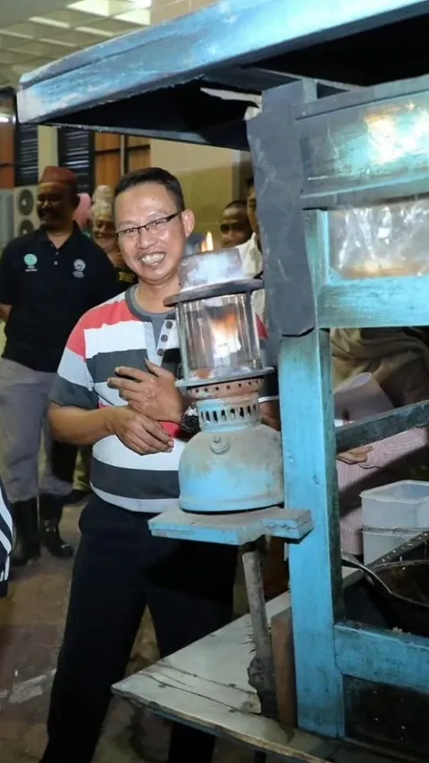 Penjual Nasgor di Surabaya Setia Pakai Petromaks di Gerobak, Ciptakan Suasana Makan Romantis
